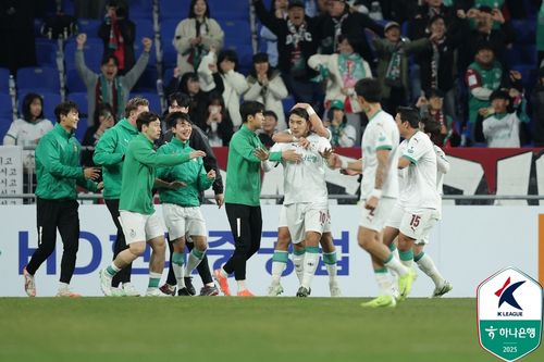주민규를 축하하는 대전 동료들[한국프로축구연맹 제공. 재판매 및 DB금지]