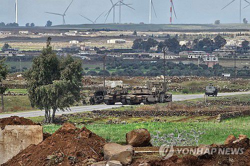 시리아 남부 국경지대에서 이동 중인 이스라엘 전차[AFP 연합뉴스 자료사진]