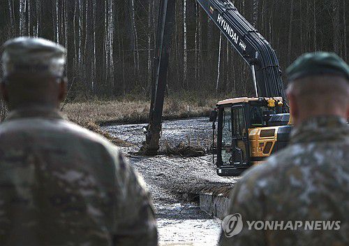 수색작업[미군 제공/AP 연합뉴스 자료사진. 재판매 및 DB 금지]