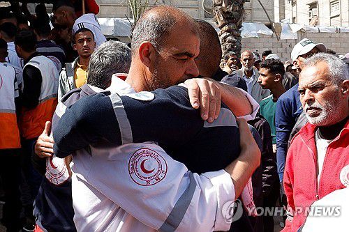 슬퍼하는 팔레스타인 적신월사 의료진(칸유니스 로이터=연합뉴스) 지난 달 31일(현지시간) 가자지구 칸유니스에서 팔레스타인 적신월사 소속 의료진이 동료 죽음에 슬퍼하고 있다. 2025.04.01