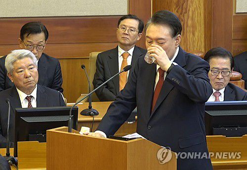 최종 의견 진술하는 윤석열 대통령(서울=연합뉴스) 윤석열 대통령이 25일 서울 종로구 헌법재판소에서 열린 윤 대통령 탄핵심판 11차 변론에서 최종 의견 진술 중 물을 마시고 있다. 2025.2.25 [헌법재판소 제공. 재판매 및 DB금지] photo@yna.co.kr