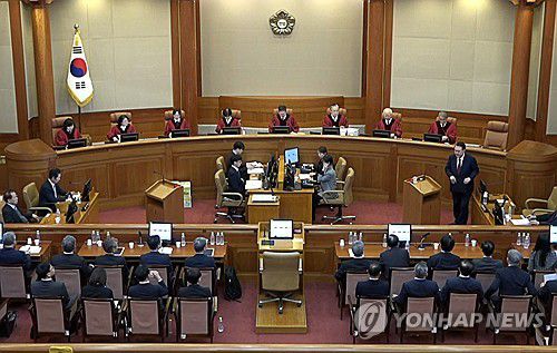 최종 의견 진술 위해 이동하는 윤석열 대통령(서울=연합뉴스) 윤석열 대통령이 지난 2월 25일 서울 종로구 헌법재판소에서 열린 윤 대통령 탄핵심판 11차 변론에서 최종 의견 진술을 위해 이동하고 있다. 2025.2.25 [헌법재판소 제공. 재판매 및 DB금지] photo@yna.co.kr