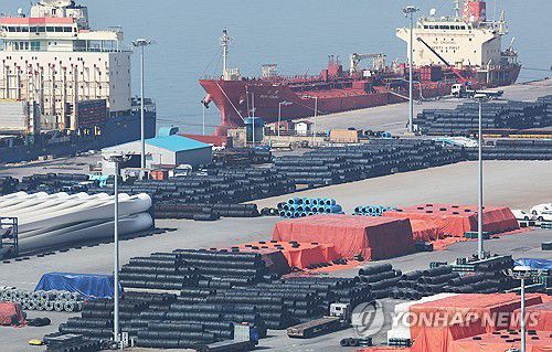 미국 철강 관세 25％ 발효(평택=연합뉴스) 홍기원 기자 = 미국 도널드 트럼프 행정부가 모든 수입산 철강·알루미늄 제품에 25% 관세를 부과하겠다고 예고한 3월 12일을 하루 앞둔 11일 경기도 평택항에 철강 제품이 쌓여 있다. 2025.3.11 xanadu@yna.co.kr