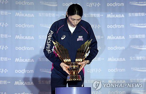 트로피 만지는 김연경(서울=연합뉴스) 윤동진 기자 = 21일 서울 청담동 리베라호텔에서 열린 2024-2025 V리그 여자부 포스트시즌 미디어데이에서 흥국생명 김연경이 트로피를 들어 보고 있다. 2025.3.21 mon@yna.co.kr