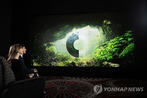 삼성전자, 시네마콘 2025서 시네마 LED 스크린 '오닉스' 공개(서울=연합뉴스) 삼성전자가 지난달 31일(현지시간)부터 오는 3일까지 미국 라스베이거스에서 열리는 세계 최대 영화 산업 박람회 '시네마콘 2025'에서 시네마 LED 스크린 '오닉스' 신제품을 공개했다고 1일 밝혔다. 삼성전자 모델이 시네마 LED 스크린 '오닉스' 신제품을 소개하고 있다. 2025.4.1 [삼성전자 제공. 재판매 및 DB 금지] photo@yna.co.kr