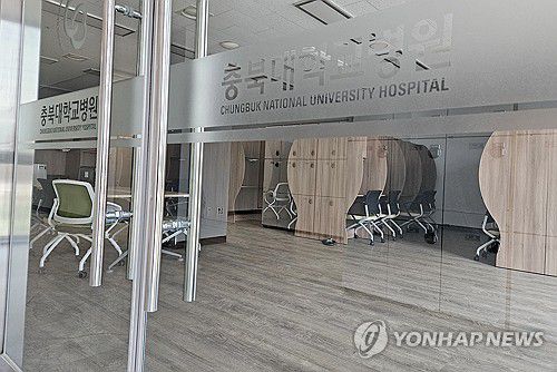 한산한 충북대학교 의과대학(청주=연합뉴스) 천경환 기자 = 의정 갈등이 장기화하는 가운데 의학과 개강 이틀째를 맞은 충북대학교 의과대학이 1일 한산한 모습을 보이고 있다. 2025.4.1 kw@yna.co.kr