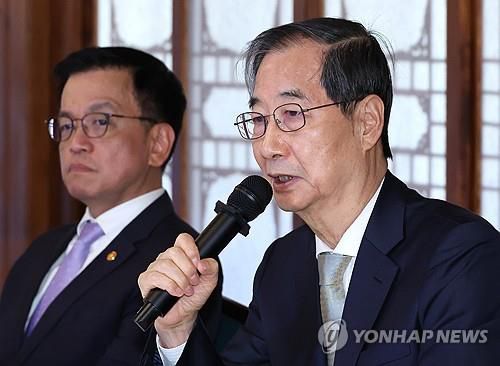 경제안보전략TF 회의, 발언하는 한덕수 권한대행 (서울=연합뉴스) 최재구 기자 = 한덕수 대통령 권한대행 국무총리가 1일 서울 종로구 삼청동 총리공관에서 열린 경제안보전략TF 회의에서 발언하고 있다. 2025.4.1     jjaeck9@yna.co.kr