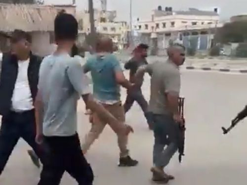 하마스 경찰관 끌고가는 팔레스타인 주민[엑스 캡처. 재판매 및 DB 금지]