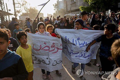 "우리는 죽기를 거부한다"…하마스 퇴진 시위에 나선 가자 어린이들. [AFP 연합뉴스 자료사진. 재판매 및 DB 금지]