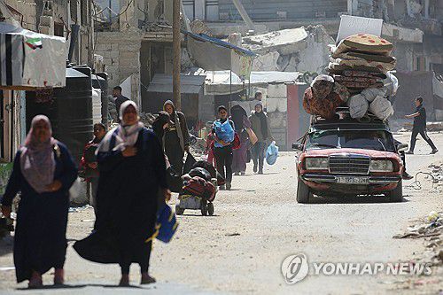 이스라엘군의 라파 공격 예고에 칸 유니스로 피난 중인 가자 주민들[AFP 연합뉴스 자료사진. 재판매 및 DB 금지]