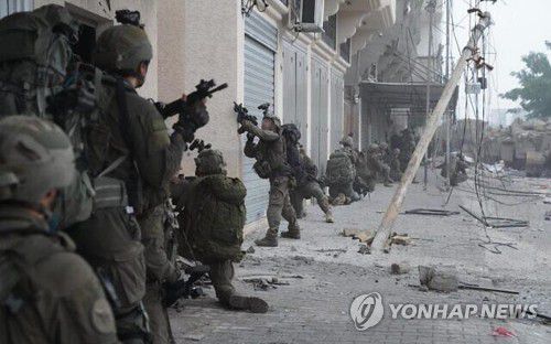 가자지구 남부 최대도시인 칸 유니스에 진입한 이스라엘군 98사단 병사들[연합뉴스 자료사진. 이스라엘군 제공. 재판매 및 DB 금지]