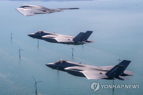 미 공군 B-2 스텔스 폭격기와 편대 비행 중인 영국 공군 F-35 전투기[EPA 연합뉴스 자료사진. 재판매 및 DB 금지]