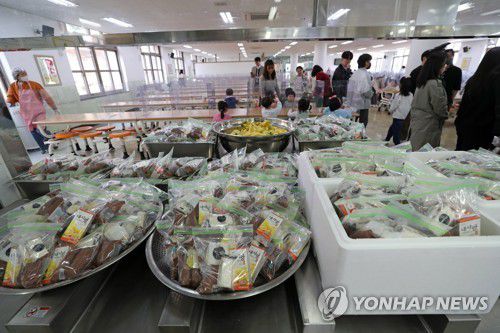 빵과 과일로 준비학교 급식과 돌봄 등에 종사하는 대전학교비정규직 연대회의가 총파업에 돌입한 2023년 3월 31일 대전시 중구 선화동 중앙초등학교에서 학교 관계자들이 대체 급식을 준비하고 있다. [연합뉴스 자료사진]