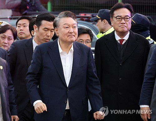 관저 앞 지지자들에게 인사하는 윤석열 대통령(서울=연합뉴스) 한상균 기자 = 서울구치소에서 석방된 윤석열 대통령이 8일 서울 한남동 관저 앞에서 차에서 내려 지지자들에게 인사하고 있다. 2025.3.8 xyz@yna.co.kr