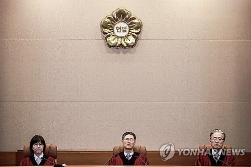 헌법재판소 재판관들(서울=연합뉴스) 류영석 기자 = 문형배 헌법재판소장 권한대행을 비롯한 헌법재판관들이 27일 일반 헌법소원 사건 선고를 위해 서울 종로구 헌법재판소 대심판정에 입장해 있다. 2025.3.27 [공동취재] ondol@yna.co.kr