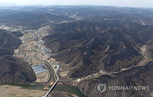 산불에 초토화된 안동·의성(의성=연합뉴스) 류영석 기자 = 29일 경북 의성군 단촌면과 안동시 일직면 일대 산림이 까맣게 타 있다. 2025.3.29 ondol@yna.co.kr