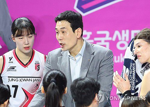 작전 지시하는 고희진 감독(인천=연합뉴스) 임순석 기자 = 31일 인천 삼산월드체육관에서 열린 프로배구 V리그 여자부 챔피언결정전 흥국생명과 정관장의 1차전 경기. 정관장 고희진 감독이 작전을 지시하고 있다. 2025.3.31 soonseok02@yna.co.kr