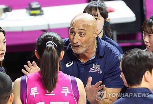 작전 지시하는 아본단자 감독(인천=연합뉴스) 임순석 기자 = 31일 인천 삼산월드체육관에서 열린 프로배구 V리그 여자부 챔피언결정전 흥국생명과 정관장의 1차전 경기. 흥국생명 아본단자 감독이 작전을 지시하고 있다. 2025.3.31 soonseok02@yna.co.kr