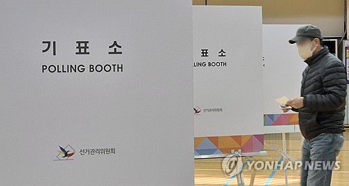 4·2 거제시장 선거(거제=연합뉴스) 4·2 재보궐선거가 치러진 2일 경남 거제시 삼성문화관에 마련된 장평동 제1투표소에서 유권자들이 거제시장 선거에 참여하고 있다. 2025.4.2 [연합뉴스TV 김완기 기자 촬영. 재판매 및 DB 금지] image@yna.co.kr