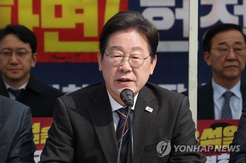 발언하는 이재명 대표(서울=연합뉴스) 김성민 기자 = 더불어민주당 이재명 대표가 2일 종로구 광화문 천막당사에서 열린 최고위원회의에서 발언하고 있다. 2025.4.2 ksm7976@yna.co.kr
