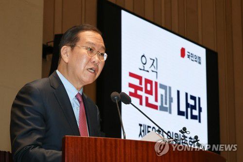 권영세 비상대책위원장, 의원총회서 발언(서울=연합뉴스) 김주형 기자 = 국민의힘 권영세 비상대책위원장이 2일 서울 여의도 국회에서 열린 의원총회에서 발언하고 있다. 2025.4.2 kjhpress@yna.co.kr