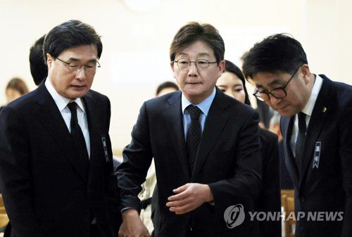 유승민 전 의원 빈소 방문(부산=연합뉴스) 차근호 기자 = 2일 오후 부산 해운대구 해운대백병원 장례식장에 차려진 장제원 전 국회의원 빈소에 유승민 전 의원이 조문한 뒤 빈소를 나서고 있다. 2025.4.2 ready@yna.co.kr