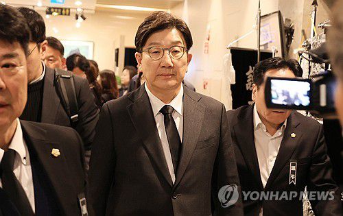 장제원 빈소 찾은 권성동 원내대표(부산=연합뉴스) 차근호 기자 = 2일 오후 부산 해운대구 해운대백병원 장례식장에 차려진 장제원 전 국회의원 빈소에 국민의힘 권성동 원내대표가 조문하기 위해 방문하고 있다. 2025.4.2 ready@yna.co.kr