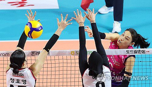 공격하는 김연경(인천=연합뉴스) 임순석 기자 = 2일 인천 삼산월드체육관에서 열린 프로배구 V리그 여자부 챔피언결정전 흥국생명과 정관장의 2차전 경기. 흥국생명 김연경이 공격하고 있다. 2025.4.2 soonseok02@yna.co.kr