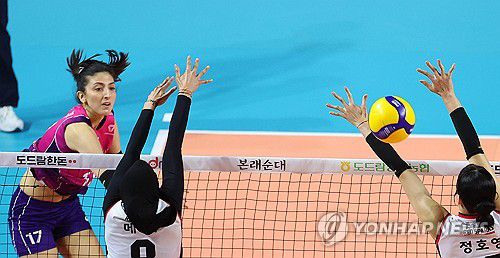 공격하는 투트쿠(인천=연합뉴스) 임순석 기자 = 2일 인천 삼산월드체육관에서 열린 프로배구 V리그 여자부 챔피언결정전 흥국생명과 정관장의 2차전 경기. 흥국생명 투트쿠가 공격하고 있다. 2025.4.2 soonseok02@yna.co.kr