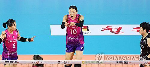 환호하는 김연경(인천=연합뉴스) 임순석 기자 = 2일 인천 삼산월드체육관에서 열린 프로배구 V리그 여자부 챔피언결정전 흥국생명과 정관장의 2차전 경기. 흥국생명 김연경이 팀 득점 성공에 기뻐하고 있다. 2025.4.2 soonseok02@yna.co.kr