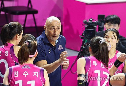 작전 지시하는 아본단자 감독(인천=연합뉴스) 임순석 기자 = 2일 인천 삼산월드체육관에서 열린 프로배구 V리그 여자부 챔피언결정전 흥국생명과 정관장의 2차전 경기. 흥국생명 아본단자 감독이 작전을 지시하고 있다. 2025.4.2 soonseok02@yna.co.kr