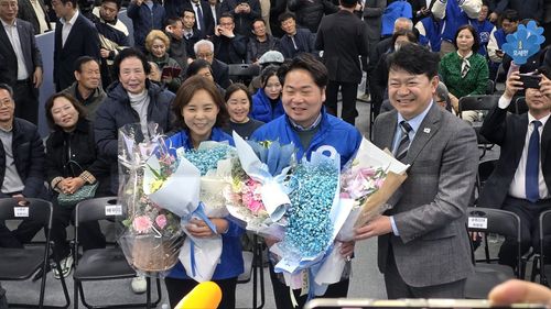 축하 받는 오세현 후보(중앙)[오세현 후보 캠프 제공. 재판매 및 DB 금지]