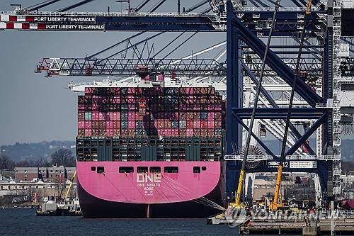 뉴욕 리버티항에 정박한 컨테이너선[뉴욕 로이터=연합뉴스. 재판매 및 DB 금지]