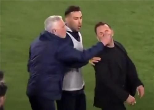 코 꼬집는 모리뉴 감독[SNS 영상 캡처. 재판매 및 DB 금지]