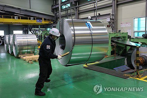 철강·알루미늄 25% 관세 부과 (화성=연합뉴스) 임화영 기자 = 도널드 트럼프 미국 대통령이 예고한 철강·알루미늄 25% 관세 부과가 시행된 3월 12일 경기 화성시의 한 알루미늄 제품 제조업체에서 공장 관계자가 알루미늄을 생산 작업을 하고 있다. 2025.3.12 hwayoung7@yna.co.kr