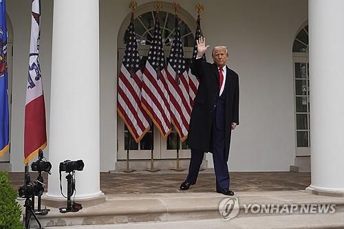 '상호관세' 발표 마치고 자리 떠나는 트럼프 대통령(워싱턴DC AP=연합뉴스) 2025년 4월 2일 백악관 로즈가든에서 '상호관세' 부과 발표와 행정명령 서명을 마치고 자리를 떠나는 도널드 트럼프 미국 대통령의 모습.  (AP Photo/Evan Vucci) 2025.4.3.