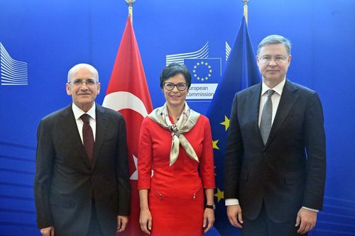 EU-튀르키예 고위급 경제대화(브뤼셀=연합뉴스) 왼쪽부터 메흐메트 심셰크 튀르키예 재무장관, 마르타 코스 EU 확장담당 집행위원, 발디스 돔브로우스키스 EU 경제담당 집행위원. 2025.4.3 photo@yna.co.kr [출처: EU 집행위원 SNS. 재판매 및 DB 금지]