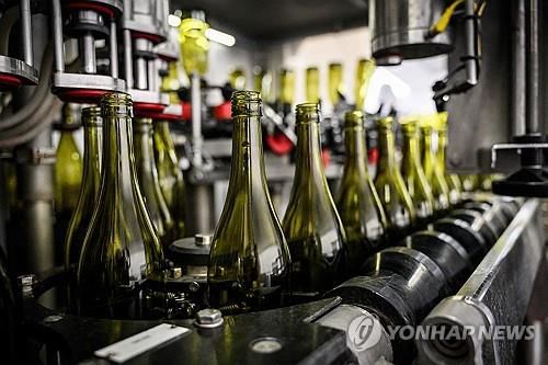 프랑스 와인 병입 모습[AFP 연합뉴스 자료사진. 재판매 및 DB 금지]