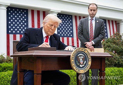 상호관세 발표 후 행정명령에 서명하고 있는 트럼프 대통령[워싱턴 AFP=연합뉴스. 재판매 및 DB 금지]