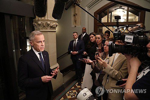 2일(현지시간) 미국 상호 관세 부과 대응 회의 전 취재진 앞에 선 마크 카니 캐나다 총리[오타와 AFP=연합뉴스. 재판매 및 DB 금지]