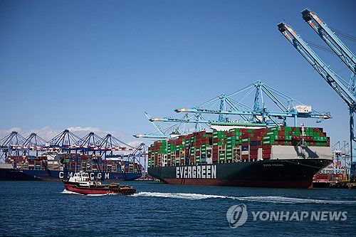로스앤젤레스항에서 컨테이너를 하역 중인 화물선[EPA 연합뉴스 자료사진. 재판매 및 DB 금지]