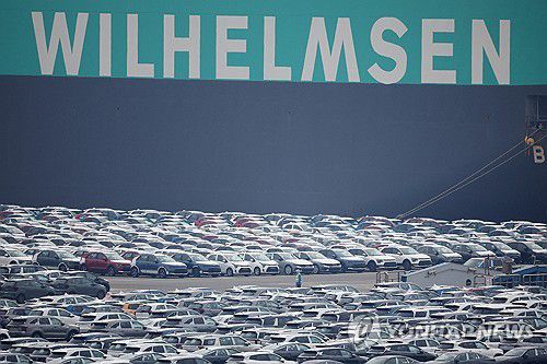 2일 평택항에서 선적 기다리는 한국산 자동차들[평택 로이터=연합뉴스. 재판매 및 DB 금지]