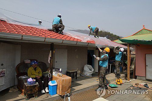 대민지원 나선 공군(포천=연합뉴스) 임병식 기자 = 24일 경기도 포천시 노곡리 공군 전투기 오폭 사고 현장에서 공군 장병이 파손된 민가 지붕에 방수 작업을 하고 있다.      군에 따르면 이날까지 총 장병 1천400여명이 투입돼 피해 복구 작업을 돕고 있다. 2025.3.24 andphotodo@yna.co.kr