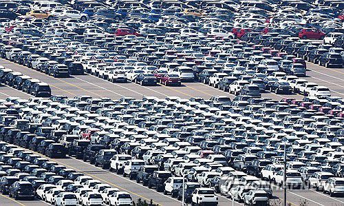 미국 25% 관세 부과, 수출 영향은?(평택=연합뉴스) 홍기원 기자 = 도널드 트럼프 미국 대통령이 오는 2일 발표하는 상호관세와 3일부터 부과하는 수입산 자동차 25% 관세를 앞둔 1일 경기도 평택항에 수출용 차량이 세워져 있다. 2025.4.1 xanadu@yna.co.kr