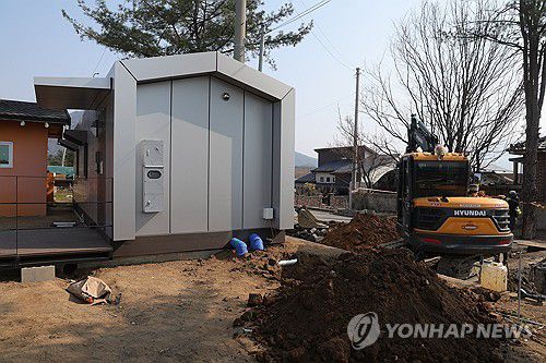 복구 진행 중인 오폭사고 현장(포천=연합뉴스) 임병식 기자 = 2일 경기도 포천시 이동면 노곡리 공군 전투기 오폭 사고 현장에서 파손된 민가를 위한 임시 거주 조립식 주택에 수도 연결 공사가 진행되고 있다.      군에 따르면 지난 1일까지 총 1천500여명 장병이 복구 작업에 나서 잔해를 정리하고 창문과 출입문, 지붕, 보일러 등 시설물을 보수했다. 2025.4.2 andphotodo@yna.co.kr