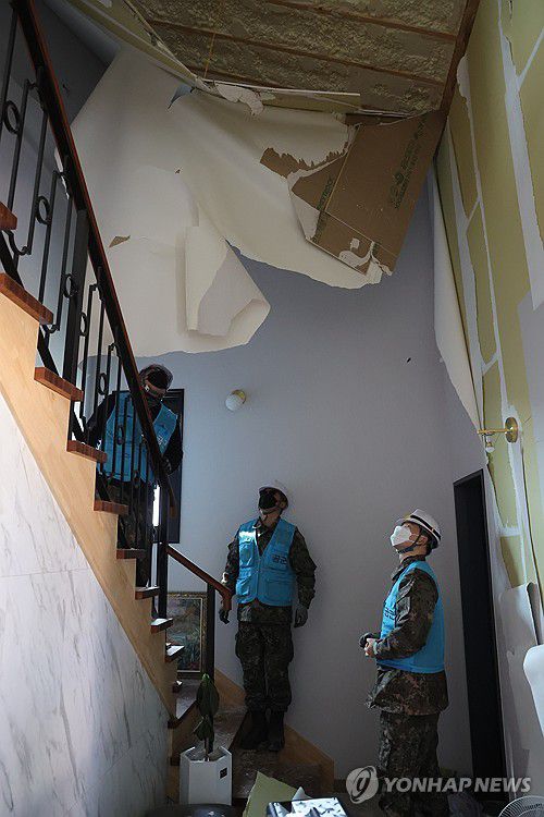 계속되는 공군 대민지원(포천=연합뉴스) 임병식 기자 = 2일 경기도 포천시 이동면 노곡리 공군 전투기 오폭 사고 현장에서 공군 장병이 파손된 민가 천장 구조물 가운데 떨어질 위험이 있는 잔해를 살펴 보고 있다.      군에 따르면 지난 1일까지 총 1천500여명 장병이 복구 작업에 나서 잔해를 정리하고 창문과 출입문, 지붕, 보일러 등 시설물을 보수했다. 2025.4.2 andphotodo@yna.co.kr