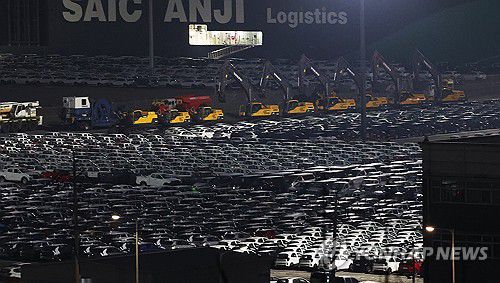 불 밝힌 평택항(평택=연합뉴스) 홍기원 기자 = 2일 경기도 평택항에 수출용 자동차가 세워져 있다.      도널드 트럼프 미국 대통령이 2일 오후(현지시간·한국시간 3일 오전) 이른바 상호관세를 발표하고 즉각 시행에 들어간다.     상호 관세와 별개로 지난달 12일 철강·알루미늄 제품 25% 관세가 시행된 데 이어 자동차 관세 25%도 3일 0시1분부터 발효될 예정이다.     이에 따라 그동안 중국, 캐나다, 멕시코와 같은 일부 국가, 철강·알루미늄을 비롯한 일부 제품을 대상으로 전개됐던 '트럼프발(發) 관세 전쟁'이 글로벌 수준으로 확대될 예정이다. 2025.4.2 xanadu@yna.co.kr