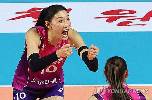 환호하는 김연경(인천=연합뉴스) 임순석 기자 = 2일 인천 삼산월드체육관에서 열린 프로배구 V리그 여자부 챔피언결정전 흥국생명과 정관장의 2차전 경기. 흥국생명 김연경이 팀 득점 성공에 기뻐하고 있다. 2025.4.2 soonseok02@yna.co.kr