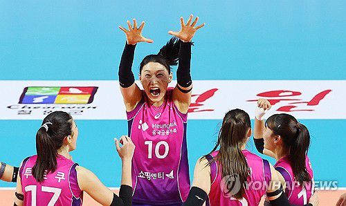 환호하는 김연경(인천=연합뉴스) 임순석 기자 = 2일 인천 삼산월드체육관에서 열린 프로배구 V리그 여자부 챔피언결정전 흥국생명과 정관장의 2차전 경기. 흥국생명 김연경이 팀 득점에 기뻐하고 있다. 2025.4.2 soonseok02@yna.co.kr