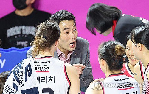 작전 지시하는 고희진 감독(인천=연합뉴스) 임순석 기자 = 2일 인천 삼산월드체육관에서 열린 프로배구 V리그 여자부 챔피언결정전 흥국생명과 정관장의 2차전 경기. 정관장 고희진 감독이 작전을 지시하고 있다. 2025.4.2 soonseok02@yna.co.kr